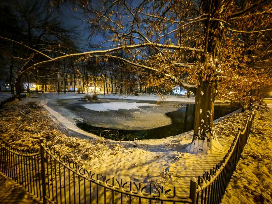 Park przy placu Kościuszki w Lesznie zimą 2023