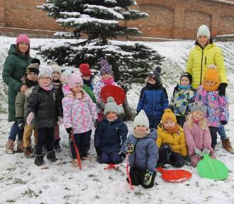 Dzieci z Brzdąca lubią śnieg. Weekend spędzą na sankach? Pogoda na weekend w Chełmnie
