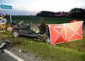 Śmiertelny wypadek w Płociczu - zdjęcia. Zginęło dwóch kierowców. Policja pod nadzorem prokuratora bada, jak doszło do tragedii