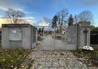 Zapomniany cmentarz Mogilski w Krakowie. Ogrodzenie straszy, na ziemi puste butelki 