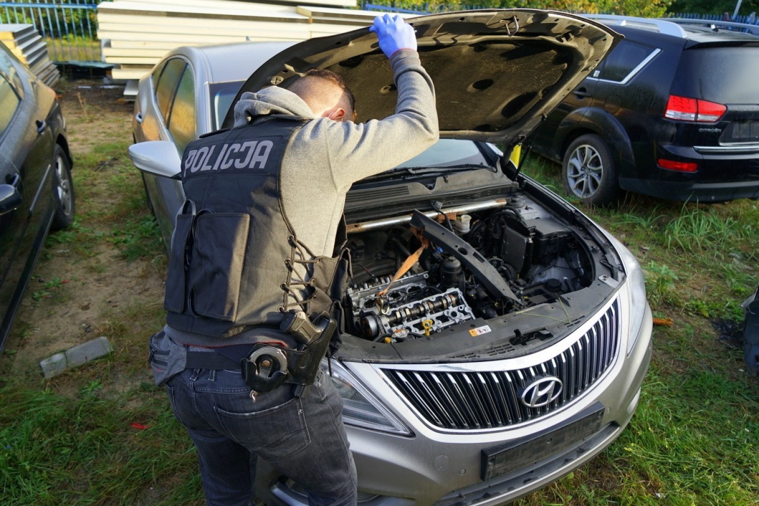 Funkcjonariusze z Wydziału do walki z Przestępczością Gospodarczą Komendy Wojewódzkiej Policji w Bydgoszczy zatrzymali kilkanaście osób do spraw oszustw związanych z obrotem samochodami