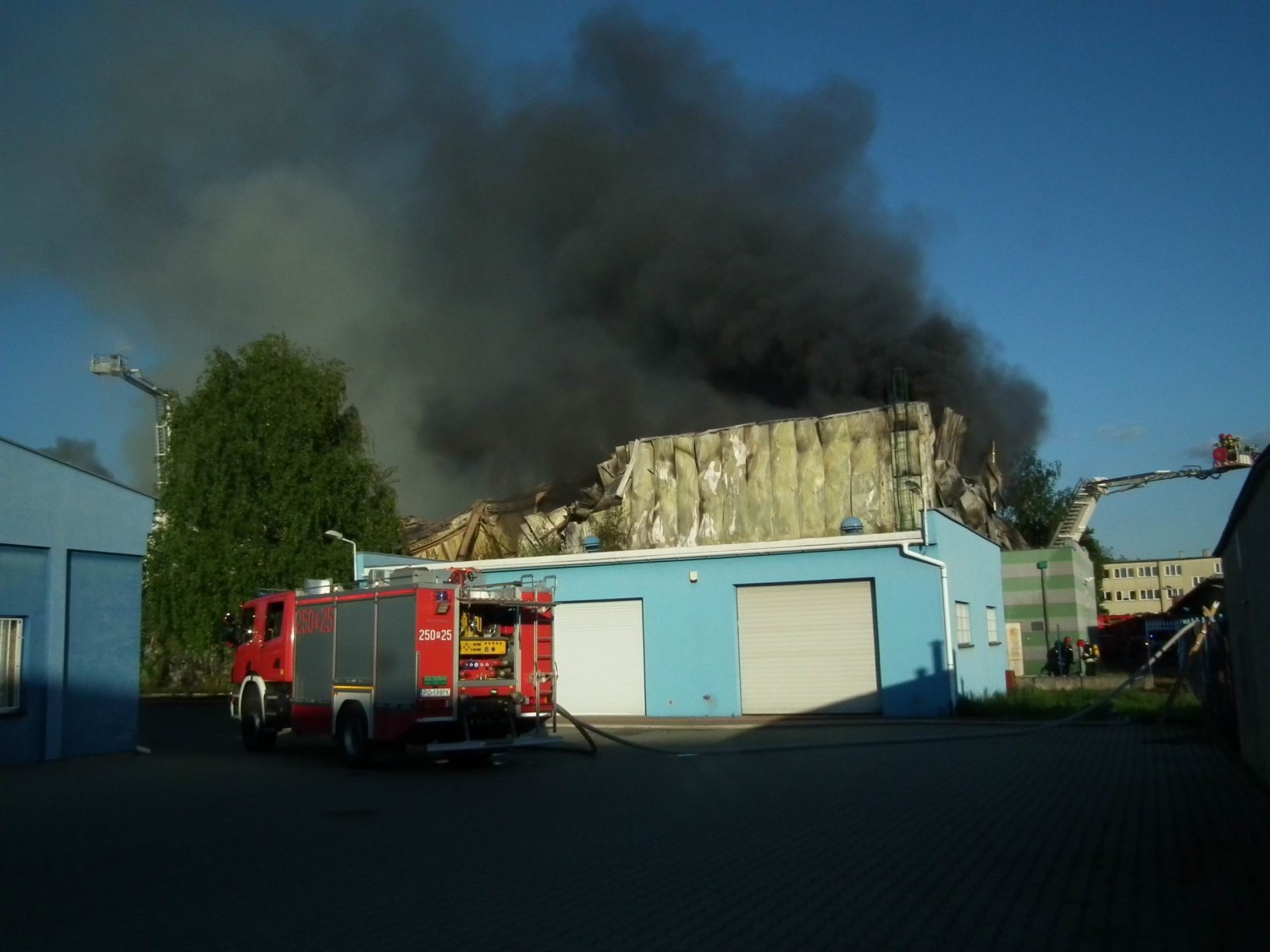 Pożar hali przy Jeleniogórskiej w Poznaniu