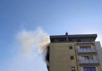Pożar w bloku na Wysokim Stoczku. Ogień pojawił się na balkonie