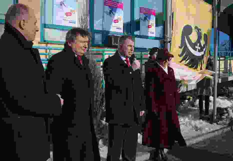 Przemawia Marszałek, w tle nowa flaga