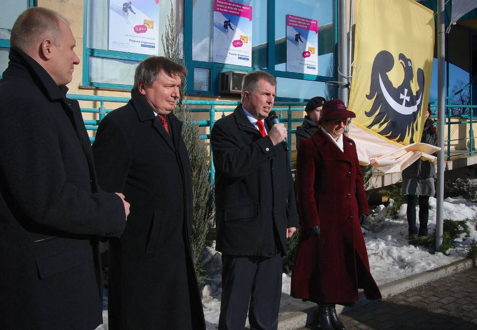 Przemawia Marszałek, w tle nowa flaga