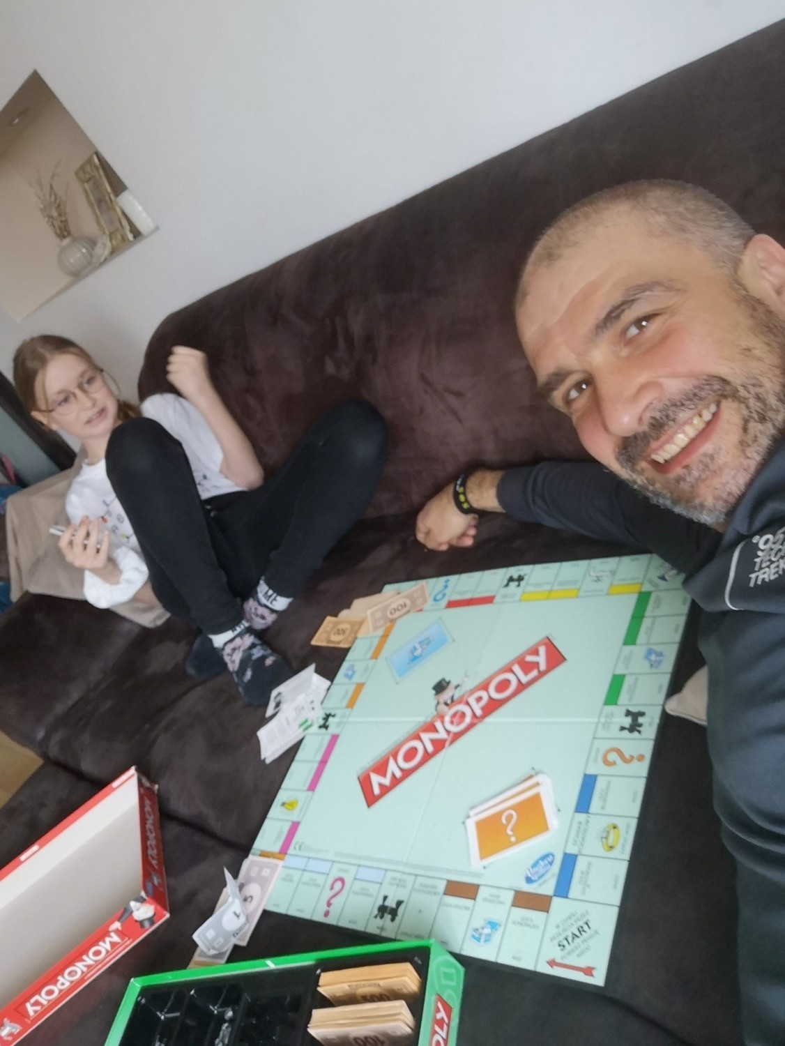 Martynka Andrzejewicz z tatą gra w Monopoly