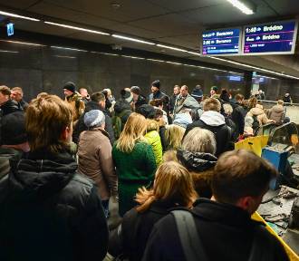 Sztuczny problem czy zmora pasażerów? Mieszkańcy podzieleni w sprawie tłoku w metrze