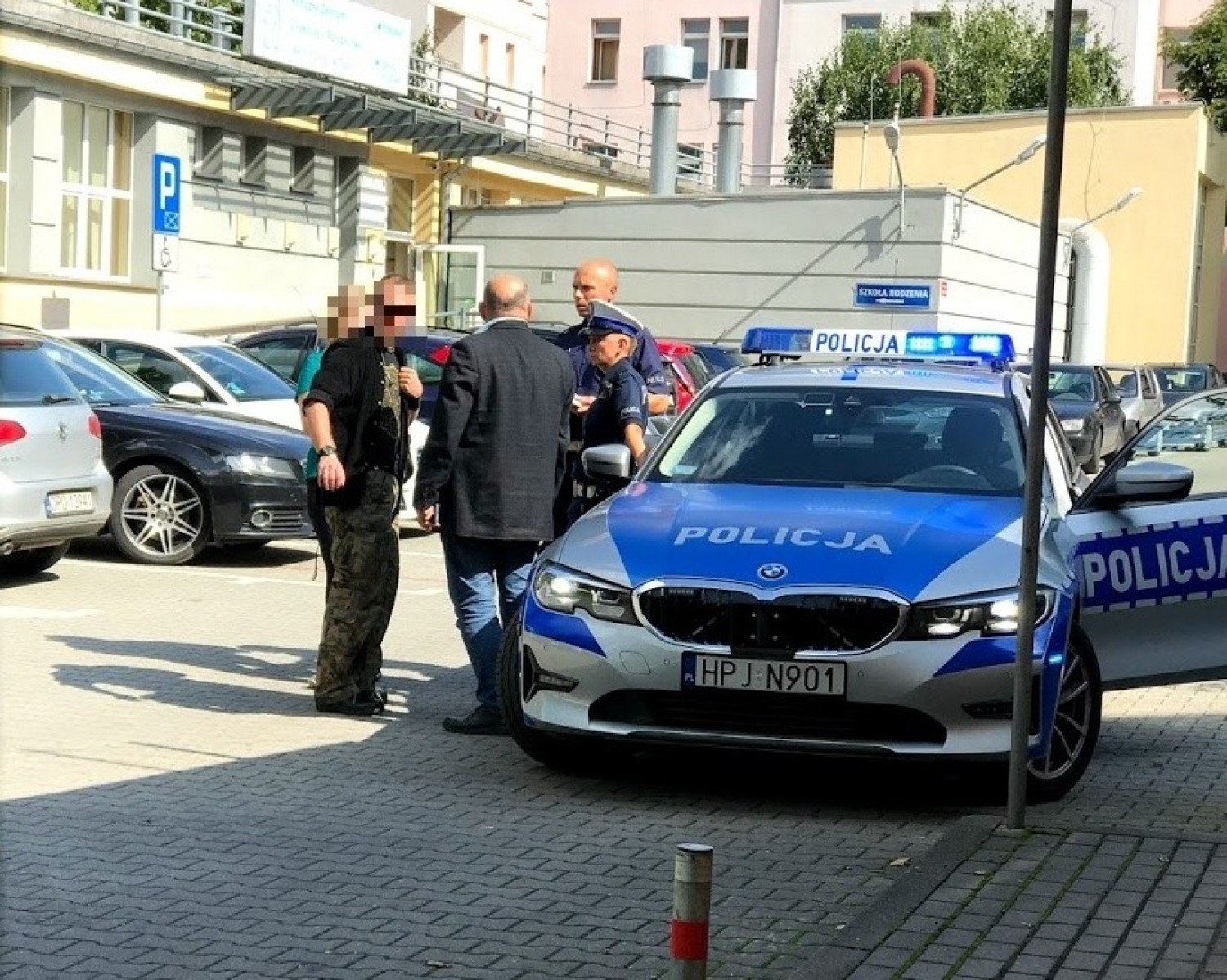 Samochód dostawczy oklejony drastycznymi zdjęciami odjechał we wtorek spod opolskiego szpitala ginekologiczno-położniczego