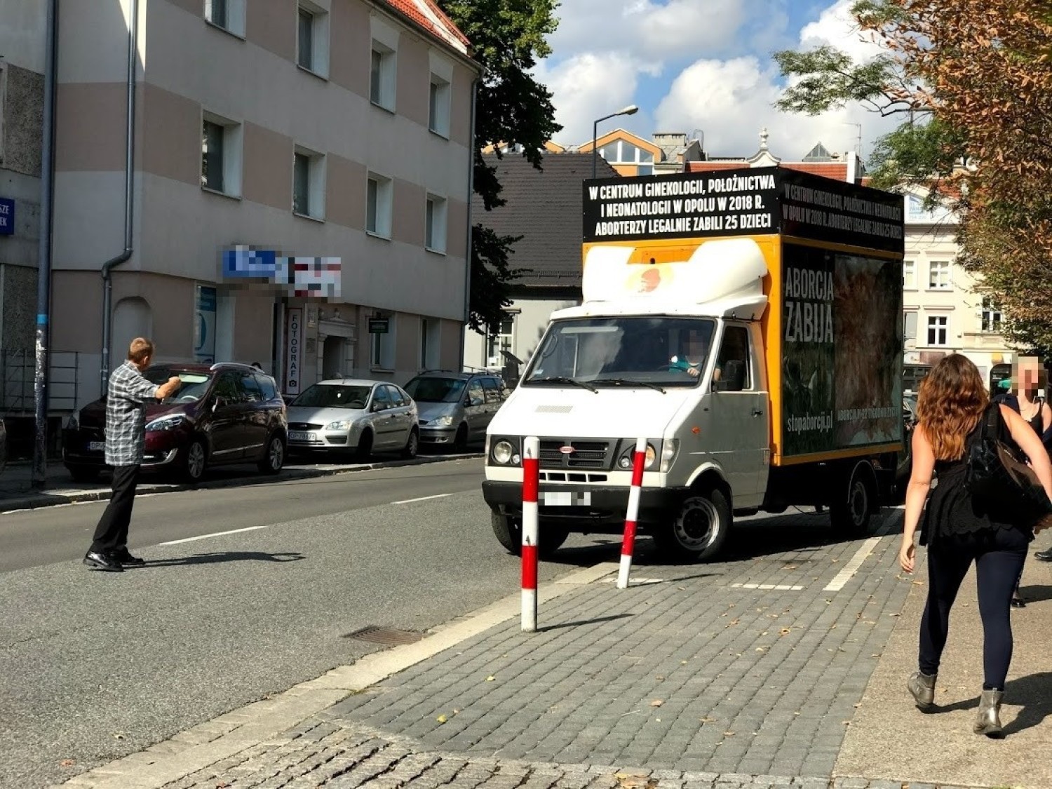 Samochód dostawczy oklejony drastycznymi zdjęciami odjechał we wtorek spod opolskiego szpitala ginekologiczno-położniczego