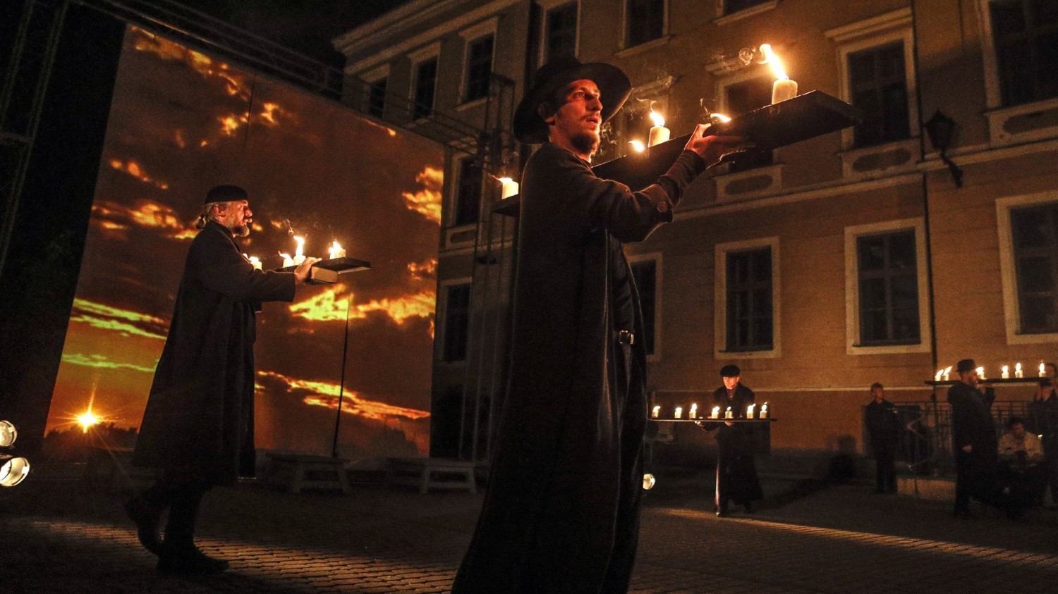 W piątkowy wieczór pod rzeszowskim Zamkiem - w ramach festiwalu Trans/misje - odbył się spektakl "Rabin Maharal i Golem - czyli prawda i śmierć"