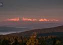 Ośnieżone szczyty Tatr widziane z Jaworzyny Krynickiej. Takie widoki ze szczytu Beskidu Sądeckiego. Zdjęcia robią wrażenie