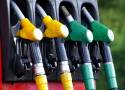Ceny benzyny biją rekordy, a olej napędowy tanieje. Różnica wynosi już kilkadziesiąt groszy i ciągle rośnie. Co dalej z cenami paliw?