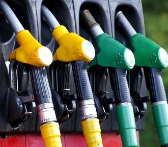 Ceny benzyny biją rekordy, olej napędowy tanieje. Co dalej z cenami paliw?