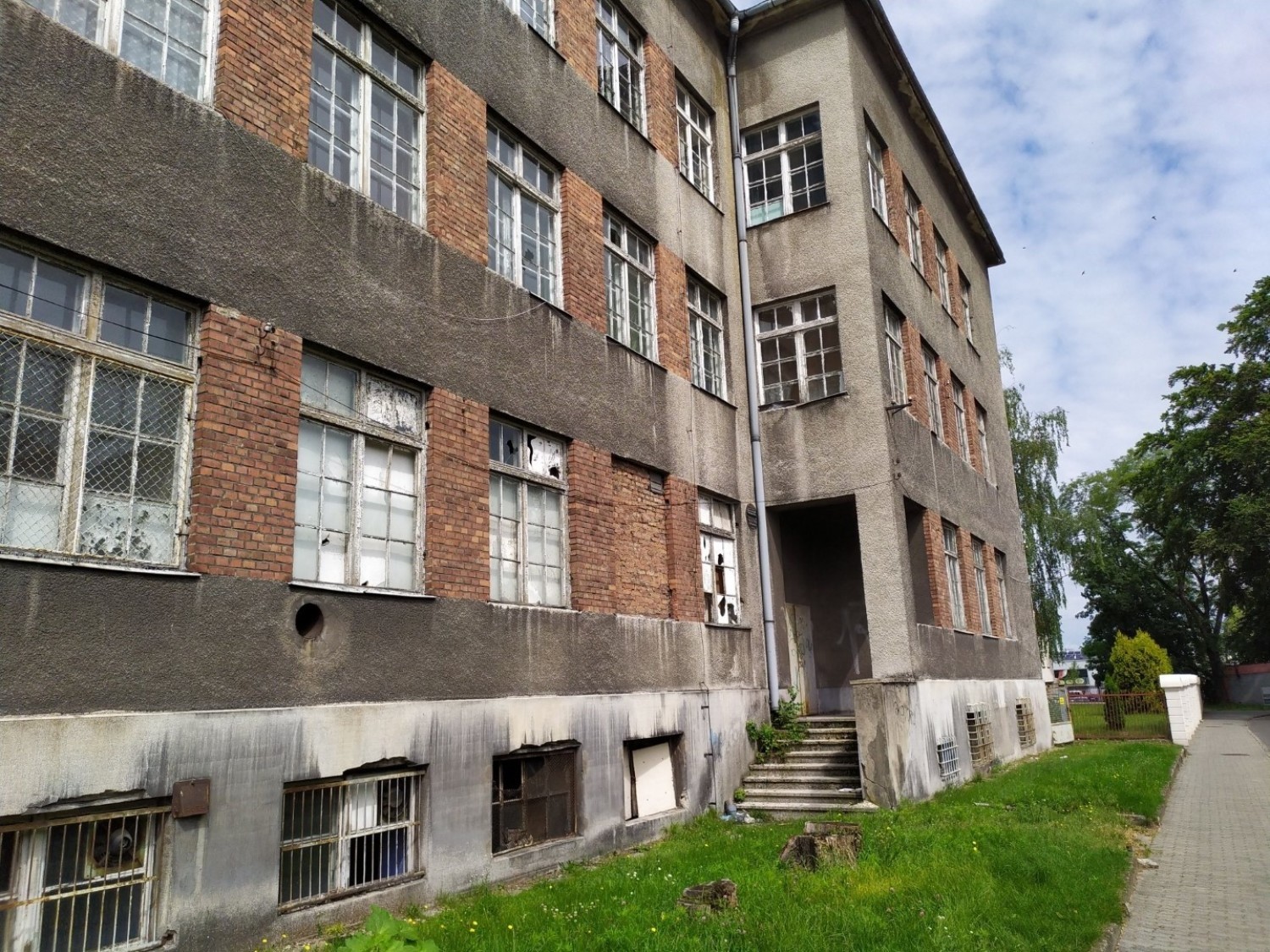 Stary szpital straszy w centrum Lublińca