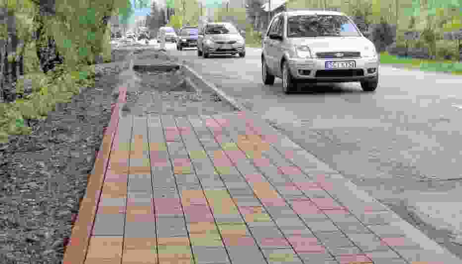 Przy głównej drodze w pierwszej kolejności powstają chodniki