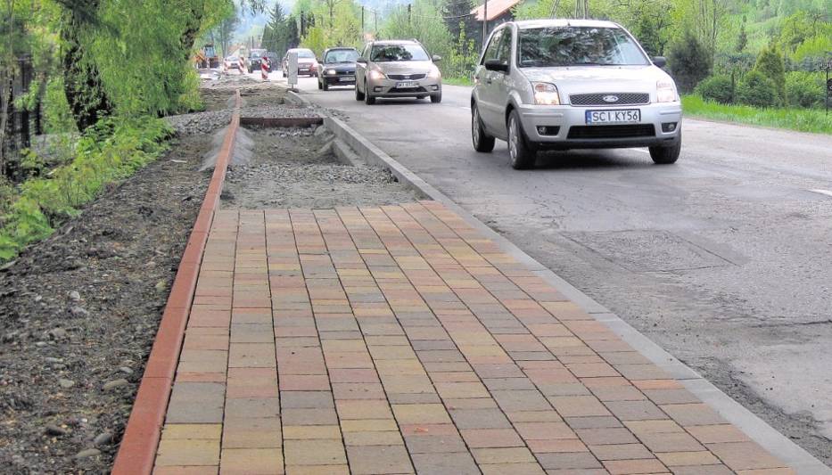Przy głównej drodze w pierwszej kolejności powstają chodniki