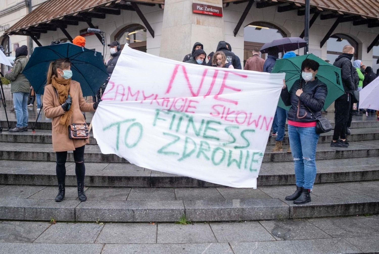 Obostrzenia będą trwały do kwietnia? Nowe informacje!Obostrzenia związane z epidemią koronawirusa mogą być przedłużone w Polsce nawet do kwietnia