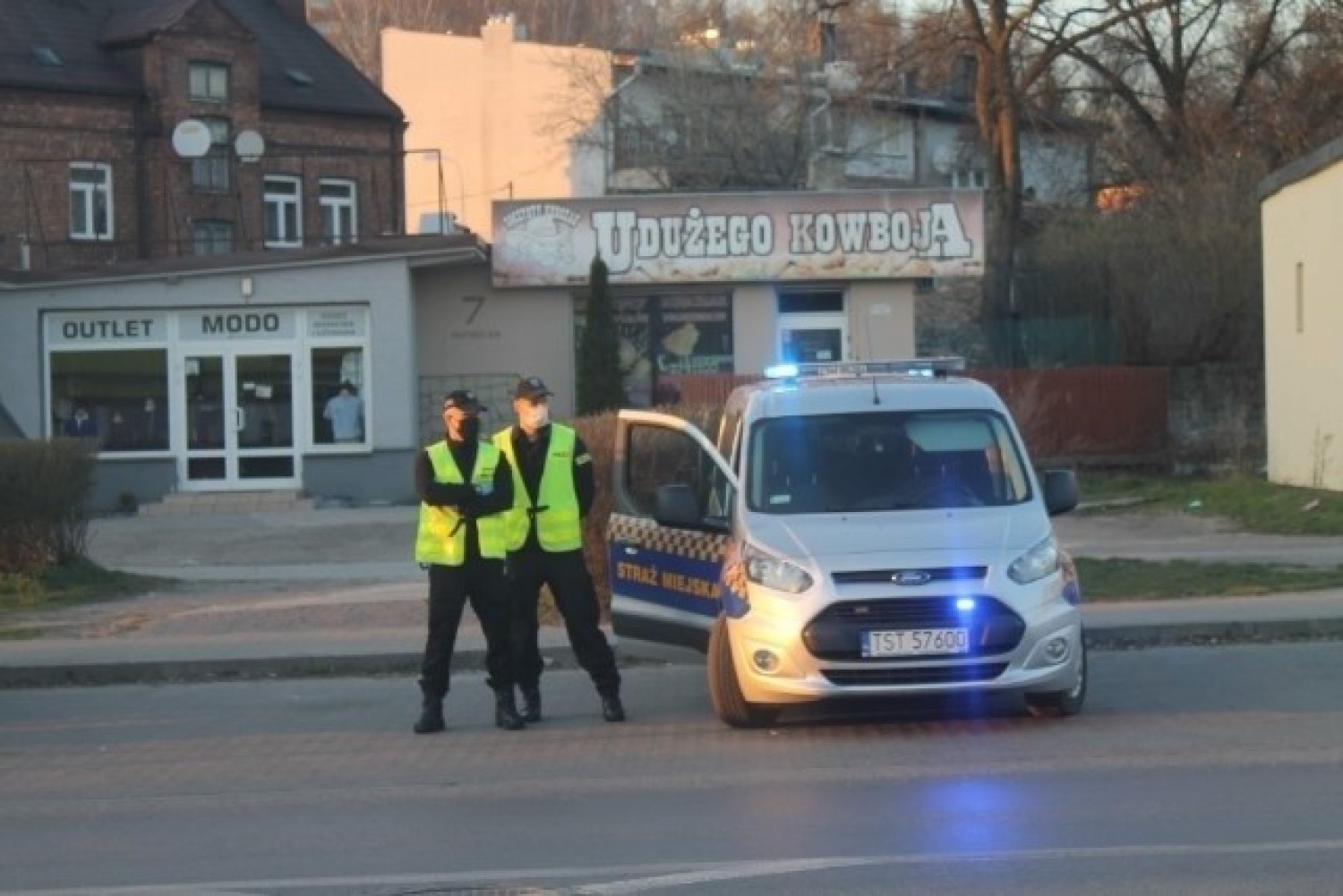 Za co wlepia mandaty Straż Miejska w Starachowicach? Picie "pod chmurką", chodzenie nago po ulicy... Zobaczcie (ZDJĘCIA)
