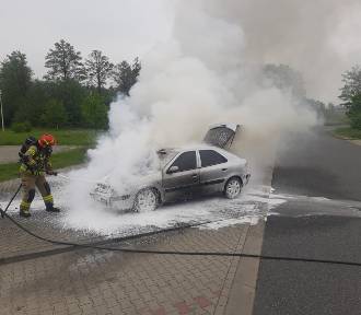 Pożar samochodu na parkingu autostrady A4. Ogień strawił pojazd całkowicie