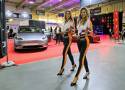 Poznań Motor Show 2024 na MTP: Kobiety piękniejsze od aut za miliony! Hostessy twarzą wielkich targów motoryzacji. [Zdjęcia!]