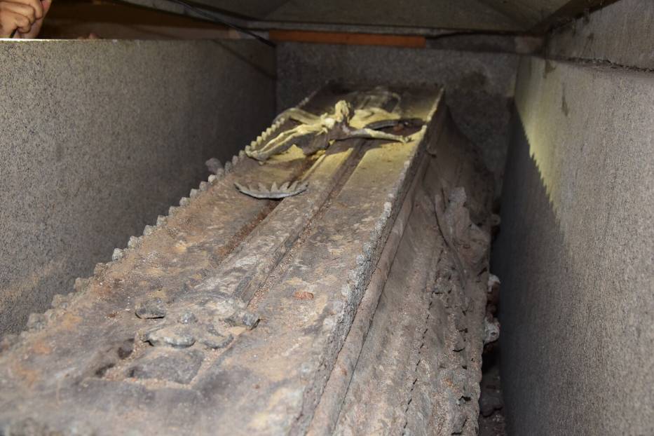 Czy kamienne sarkofagi kryją skarby? Youtuberzy wraz z naukowcami AGH badają dolnośląskie mauzoleum