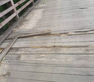Rozpada się drewniany most w Lisowicach