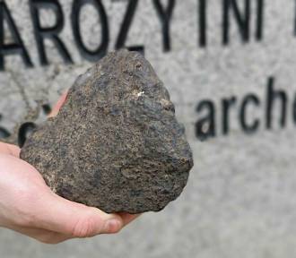 W Szprotawie spadł meteoryt! Tajemnicze znaleziska w Parku Słowiańskim!