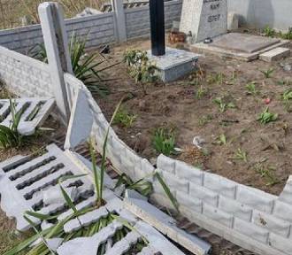 Zniszczona przydrożna kapliczka w Sieradzu. Policja szuka sprawców ZDJĘCIA
