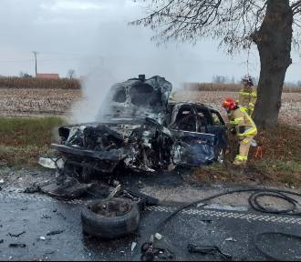 Wypadek w Cetkach koło Rypina. Spłonęło osobowe auto [zdjęcia, 19.11.2022]