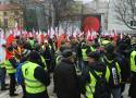 Protest rolników we Wrocławiu. Pożar, syreny, krzyki przed urzędem marszałkowskim