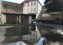 Podwórko przy ulicy Staszica w Słupsku regularnie zalewane po deszczu [ZDJĘCIA]