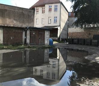 Podwórko przy ulicy Staszica w Słupsku regularnie zalewane po deszczu [ZDJĘCIA]