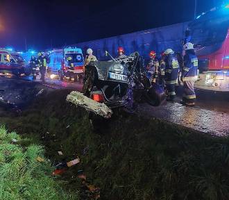 Nocne dachowanie BMW w Tarnowie. Policja szuka kierowcy i pasażerki rozbitego pojazdu