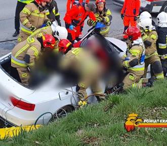 Wypadek na DK94. Dwie osoby ranne zakleszczone w aucie. Lądował helikopter