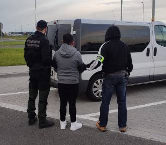 Nielegalni imigranci zatrzymani w Czechowicach-Dziedzicach. Bus uderzył w barierki