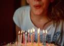 Życzenia z okazji 18 urodzin! Śmieszne, zabawne, krótkie i oryginalne! Sprawdź, jakie życzenia złożyć solenizantowi z okazji osiemnastki! 
