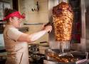 Kebaby są niskiej jakości, ale i tak się nimi zajadamy. Biznes wart jest niemal 3 mld zł. O tym, jak kebab stał się polskim daniem narodowym