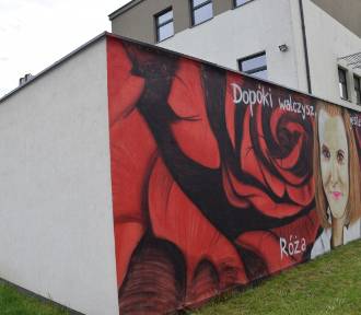 Mural dla Róży Kozakowskiej na ścianie budynku gminy Zduńska Wola