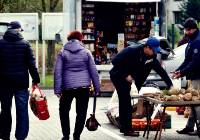 Pierwszy listopadowy dzień handlowy na targowisku miejskim w Złoczewie ZDJĘCIA