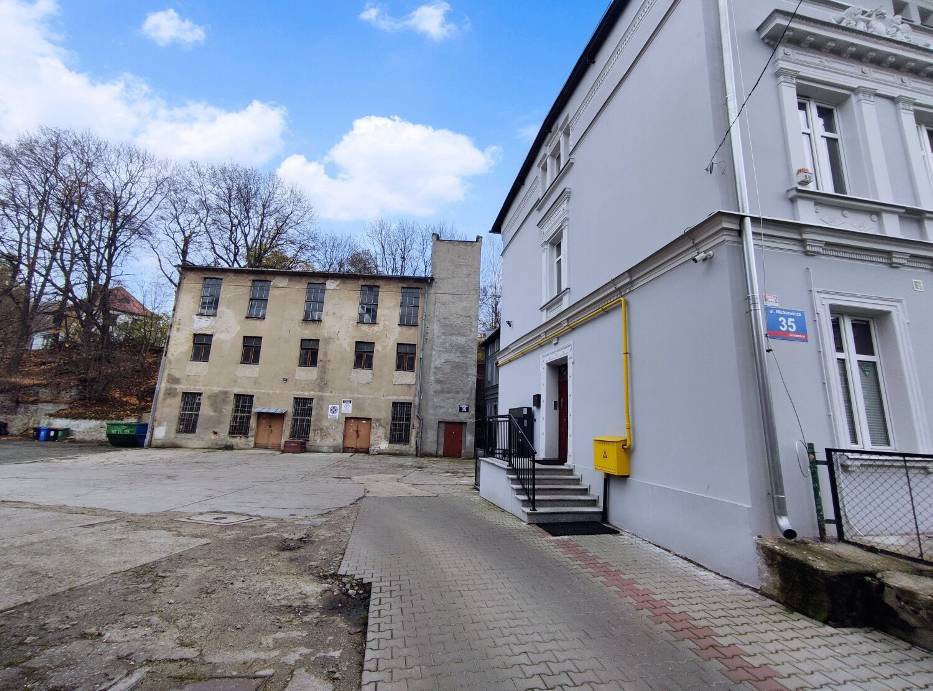Szkaradny budynek magazynowy w przy ul. Mickiewicza w Wałbrzychu do wyburzenia [ZDJĘCIA] 