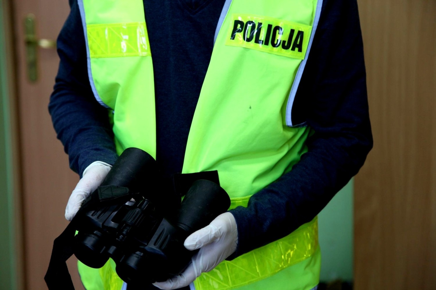 Trzech mieszkańców województwa dolnośląskiego podejrzanych o kradzieże i włamania do samochodów ciężarowych zatrzymali żarscy policjanci z wydziału kryminalnego w pościgu, który zakończył się tuż za Odrą