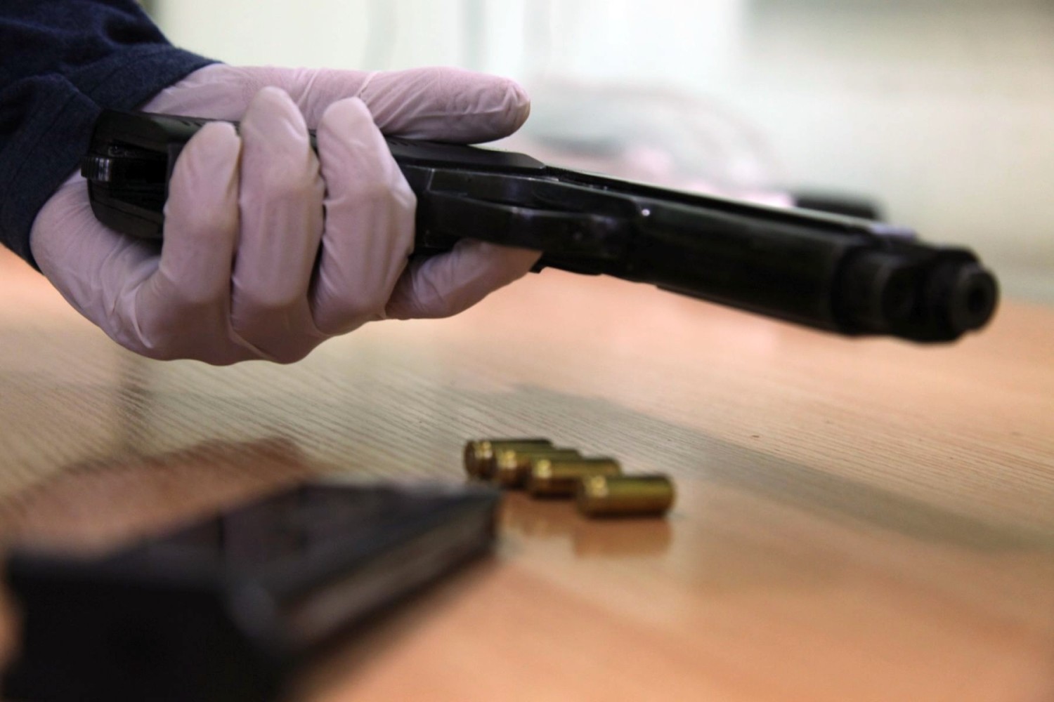 Trzech mieszkańców województwa dolnośląskiego podejrzanych o kradzieże i włamania do samochodów ciężarowych zatrzymali żarscy policjanci z wydziału kryminalnego w pościgu, który zakończył się tuż za Odrą