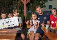 Piłkarz Odry Opole przekazał swoją nagrodę i i jeszcze zagrał razem z dzieciakami