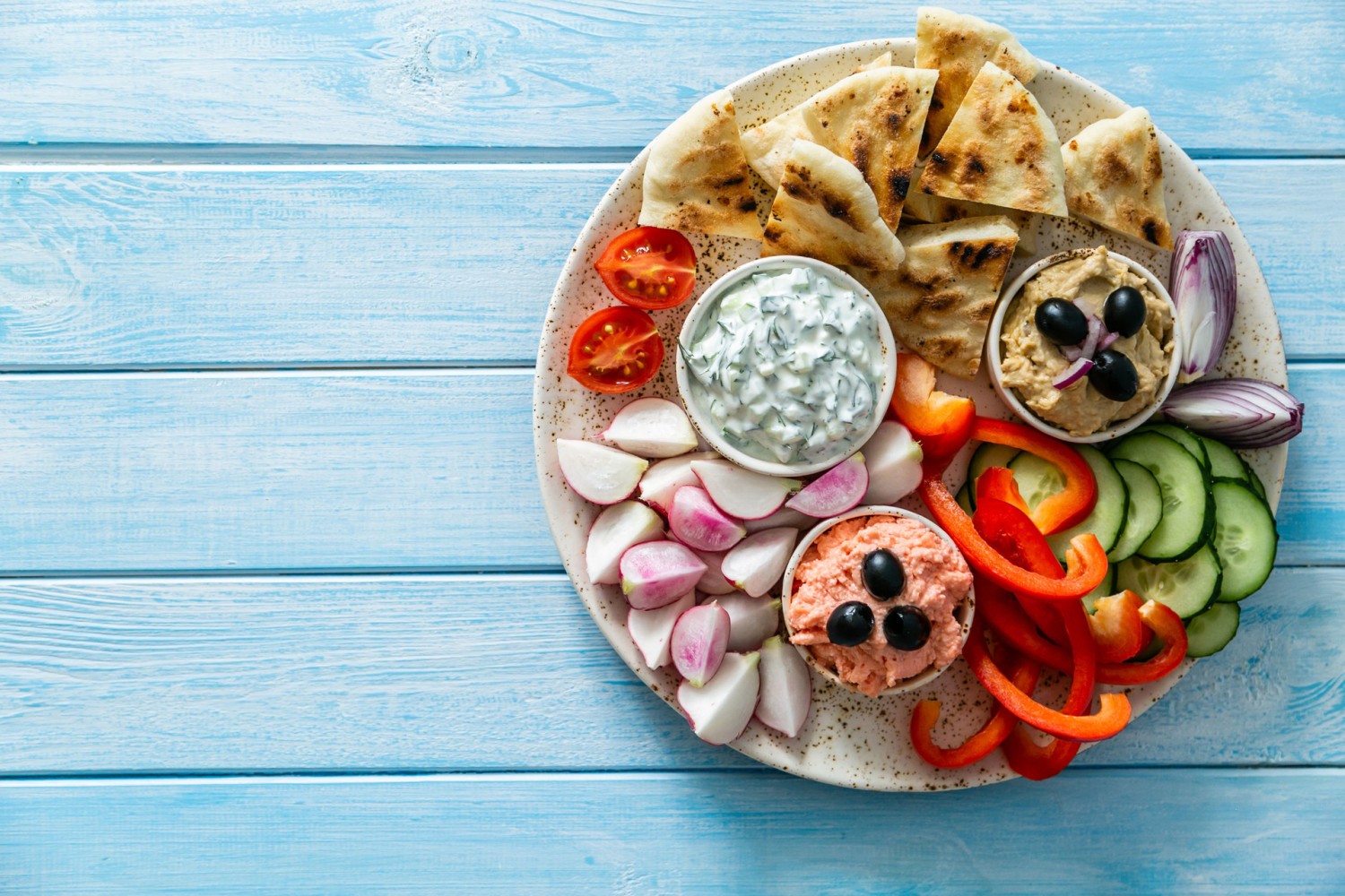 Greckie tapas z warzywami i chlebkiem pita