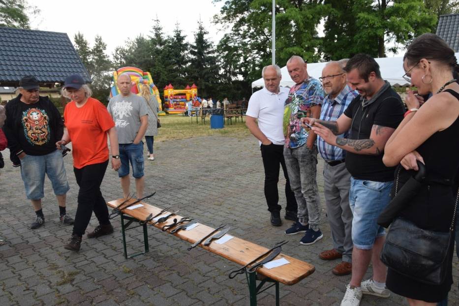 IX Turniej Kowalski w Nądni (Gmina Zbąszyń). Kuli noże i widelce do grilla