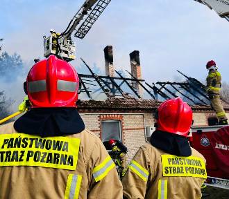 Doszczętnie spłonął dom w gminie Skórcz. Dwie osoby są ranne 