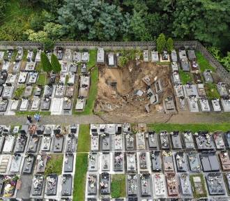 Zapadlisko na cmentarzu pochłonęło dziesiątki grobów. "Ten teren to tykająca bomba"