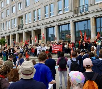 Protest przed ministerstwem w Warszawie. Uczestnicy przeciwni "Mieszkaniu na Start"