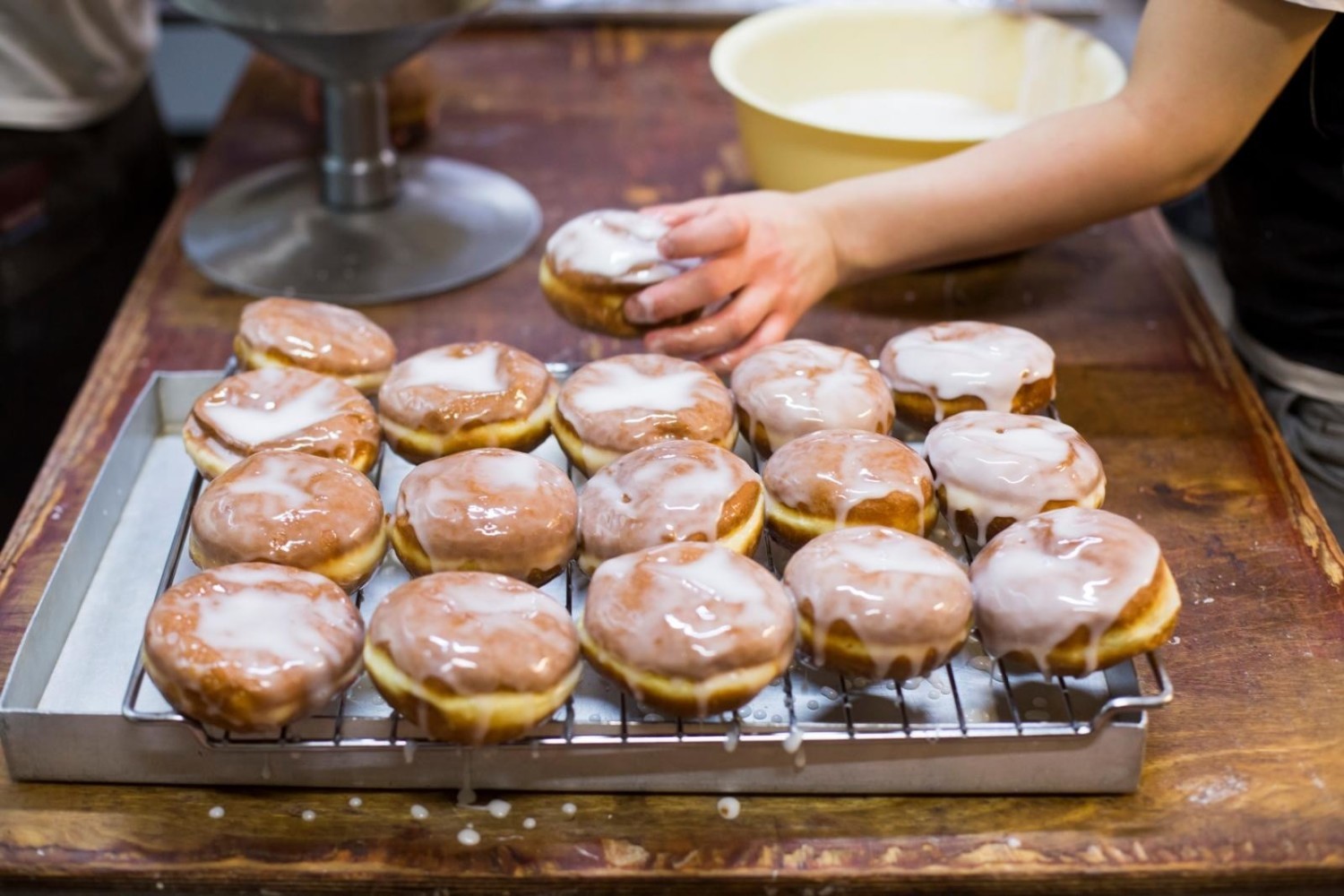 Ile kalorii mają pączki? Czy są zdrowe? Czy zawsze jadano je na słodko? Co Google ma wspólnego z tłustym czwartkiem? To sprawy, o których nie myśli się nad talerzem pełnym lukrowanych bomb kalorycznych