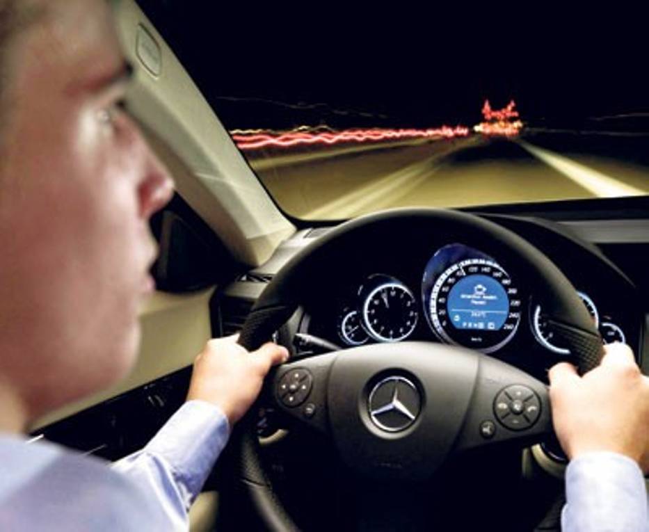 Układ Attention Assist wykrywa zmęczenie i ostrzega kierowcę